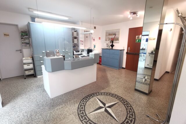 Raum Reutlingen: volllaufende 3-5 Stuhl Praxis mit perfektem Team, soliden Patienten